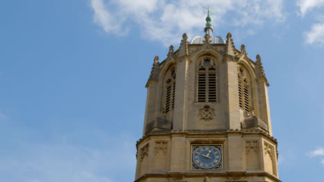Disparo-Inclinado-De-Tom-Tower-En-Christ-Church-College-En-Oxford,-Inglaterra