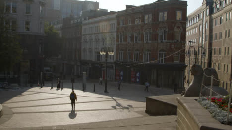 Menschen,-Die-Auf-Dem-Victoria-Square-In-Birmingham-Laufen