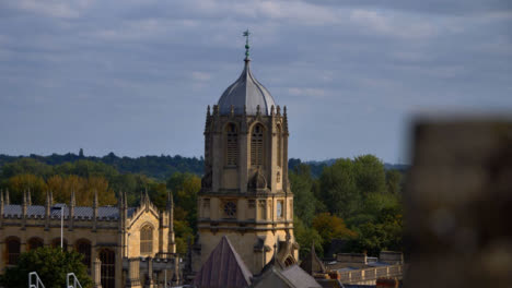 Schwenkaufnahme-Mit-Blick-Auf-Den-Tom-Tower-In-Oxford,-England