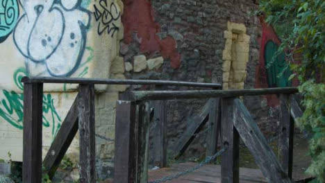 Steigender-Schuss-Von-Graffiti-Auf-Alter-Mauer-Im-Schlosspark-In-Bristol