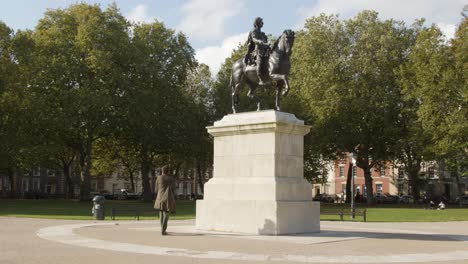 Kippschuss-Der-Reiterstatue-Von-William-III-Auf-Dem-Queen-Square-In-Bristol,-England?