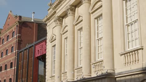Toma-Panorámica-Del-Bristol-Old-Vic-Theatre-En-Bristol,-Inglaterra
