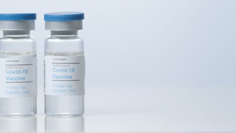 Schieben-Sie-Nahaufnahme-Von-Zwei-Fläschchen-Mit-Covid-19-Impfstoff-Mit-Rechtem-Kopierraum