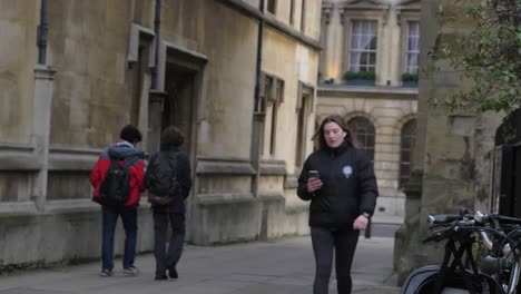 Handheld-Wide-Shot-of-Pedestrians-Walking-Down-Catte-Street-In-Oxford