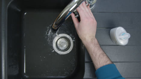 Top-Down-Aufnahme-Männlicher-Hände,-Die-Sich-Unter-Fließendem-Wasser-Waschen
