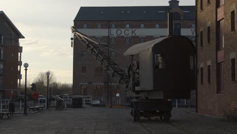 Kamerafahrt-Nähert-Sich-Alten-Docks-Kran
