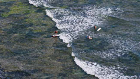 High-Angle-Shot-Von-Menschen-Im-Ozean-Am-Echo-Beach-Surfen-Lernen