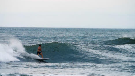 Handheld-Totalaufnahme-Eines-Surfers,-Der-Auf-Einer-Welle-Reitet