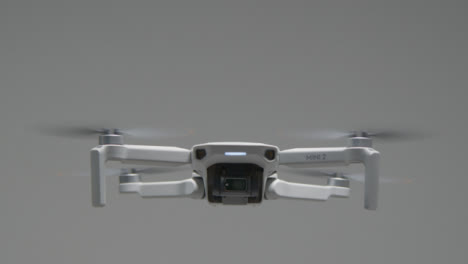 Kamerafahrt-Im-Orbit-Der-Dji-Mini-2-Drohne,-Die-In-Der-Luft-Schwebt
