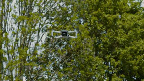 Low-Angle-Shot-Mit-Blick-Auf-Die-Dji-Mini-2-Drohne,-Die-über-Uns-Fliegt