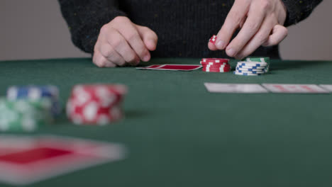 Gesamtansicht-Des-Pokerspielers,-Der-Nachdenkt-und-Wetten-Platziert