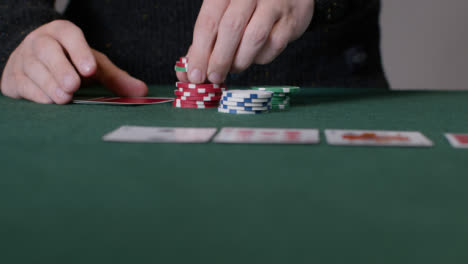 Gleitender-Schuss-Eines-Pokerspielers,-Der-Karten-überprüft-und-Eine-Wette-Platziert
