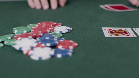 Nahaufnahme-Eines-Pokerspielers,-Der-Chips-All-in-Schiebt