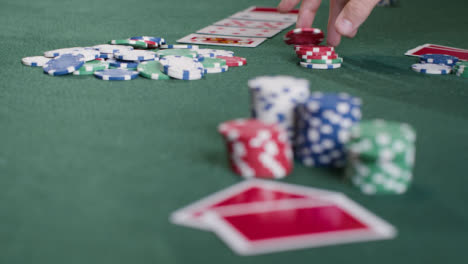 Weitwinkelaufnahme-Des-Pokerspielers,-Der-Vor-Dem-Wetten-Seine-Hand-überprüft