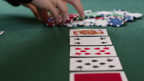 Seguimiento-De-Cerca-Acercándose-Al-Bote-Cuando-Un-Jugador-De-Póquer-Va-Con-Todo