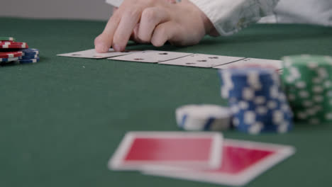 Ziehen-Sie-Den-Fokus-Des-Poker-Dealers,-Der-Eine-Turn-Karte-Austeilt