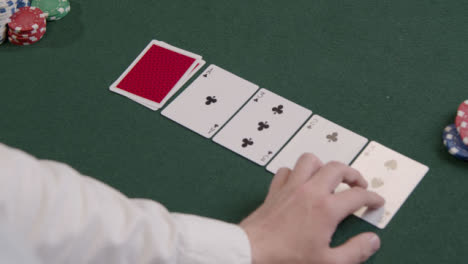 über-Die-Schulter-Gedrehter-Poker-Dealer,-Der-Die-Turnkarte-Umdreht