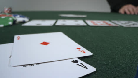 Schieben-Sie-Extreme-Nahaufnahmen-Des-Pokerspielers,-Der-Pocket-Asse-Enthüllt