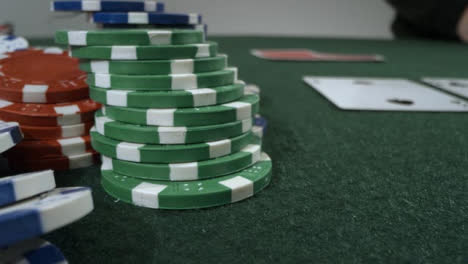 Schieben-Sie-Extreme-Nahaufnahmen-Eines-Pokerspielers,-Der-Vor-Dem-Schieben-Auf-Pocket-Zehner-Schaut