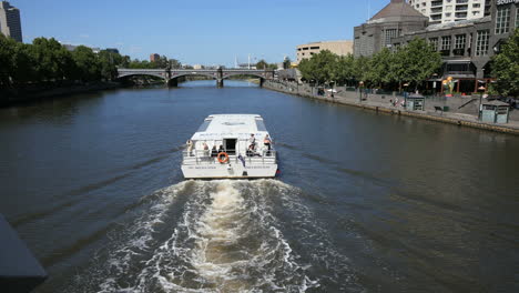 Melbourne-Australia-excursion-boat-with-wake-on-Yarra-River