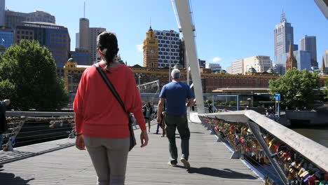 Melbourne-Australien-Fußgängerbrücke-Yarra-River-Menschen-Zu-Fuß-über