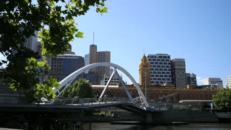 Melbourne-Australien-Fußgängerbrücke-Mit-Uhrturm-Dahinter