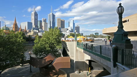 Melbourne-Australien-Skulptur-und-Skyline-Jenseits-Des-Cafés