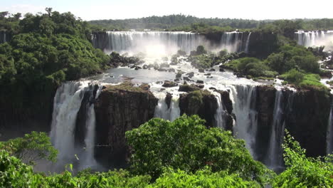 Iguaçu-Falls-beautiful-view-of-many-falls