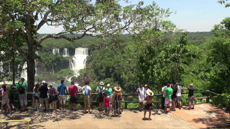 Cataratas-Del-Iguazú,-Brasil,-Con,-Turistas,-Mirar