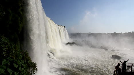 Iguaçu-Fällt-Brasilien-Mit-Touristen-Auf-Der-Rechten-Seite-On