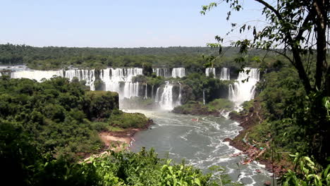 Cataratas-Del-Iguazú-De-Brasil-Con-Marco-De-árbol-Y-Río