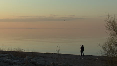Ontario-Kanada-Fotograf-Am-See-Nach-Sonnenuntergang
