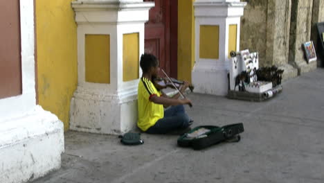 Cartagena-Colombia-boy-plays-fiddle