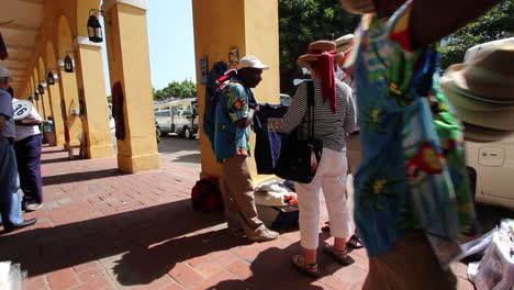 Cartagena-Colombia-Hombre-Ofrece-Sombreros-En-Venta