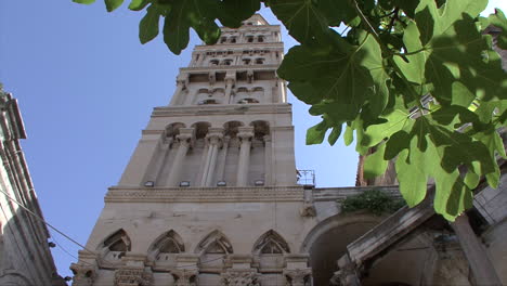 Split-Croacia-Torre-De-La-Iglesia-Enmarcada-Por-Hojas