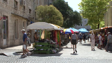 Split-Croacia-Gente-Pasea-En-Un-Mercado-Al-Aire-Libre