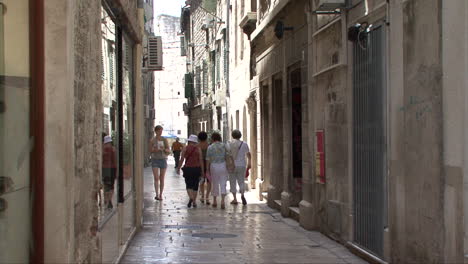 Split-Croatia-people-walk-in-narrow-alley