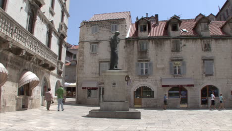 Split-Croacia-Estatua-En-Una-Plaza