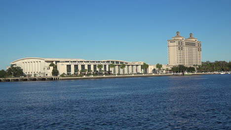 Savannah-Georgia-Convention-Center-Auf-Der-Anderen-Seite-Des-Flusses-Pan