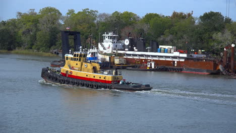 Georgia-tug-boat-sails-on-the-Savannah-River