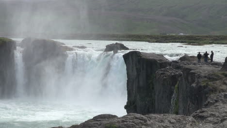 Island-Godafoss-Wasserfall-Mit-Menschen-Auf-Dem-Fels