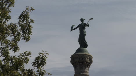 Des-Moines-Iowa-Statue-Auf-Einer-Säulenspitze