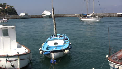 Italien-Capri-Blau-weißes-Boot