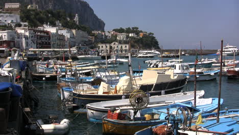 Italia-Capri-Barcos-De-Pesca-En-El-Puerto