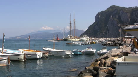 Italia-Capri-Mirando-Desde-El-Puerto-De-Barcos-Hacia-La-Bahía-De-Nápoles