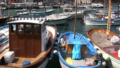 Italy-Capri-tilts-up-from-boats