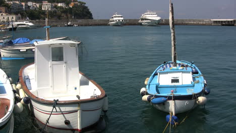 Italien-Capri-Zwei-Kleine-Boote