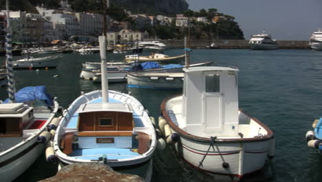 Italien-Capri-Arbeitsboote-Angedockt