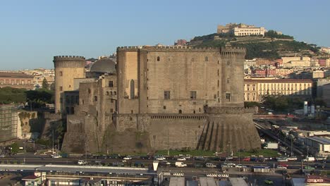 Nápoles,-Italia,-El-Castillo-Y-El-Tráfico.