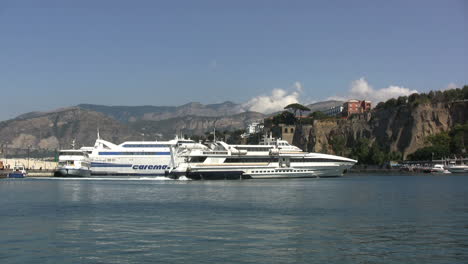Italy-Sorrento-Yacht-leaving-harbor